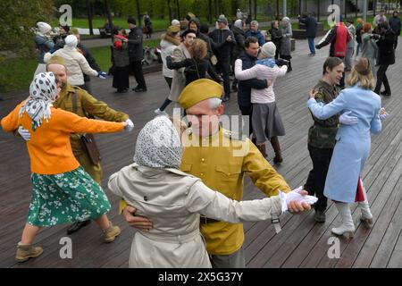 Moskau, Russland. Mai 2024. Die Menschen tanzen während der Feier des Siegestages in Moskau, Russland, am 9. Mai 2024. Quelle: Alexander Zemlianichenko Jr/Xinhua/Alamy Live News Stockfoto