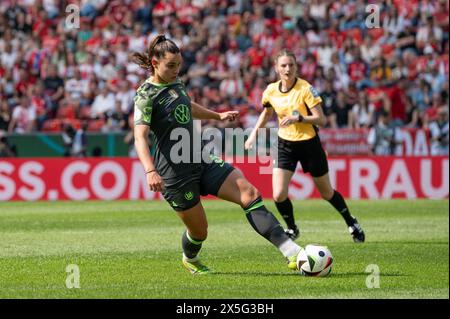 Köln, Deutschland. Mai 2024. Köln, 09. Mai 2024: Lena Oberdorf (5 Wolfsburg) gibt den Ball im DFB-Pokal-Finale zwischen dem VfL Wolfsburg und dem FC Bayern München im RheinEnergieStadion Köln (Martin Pitsch/SPP) Credit: SPP Sport Press Photo. /Alamy Live News Stockfoto