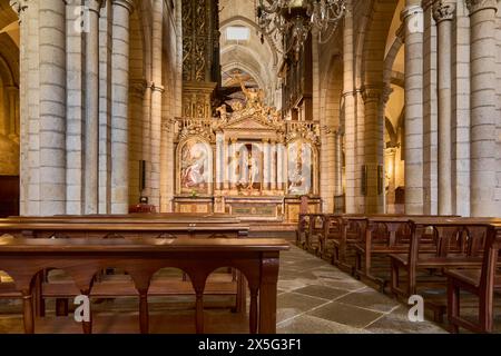 Lugo, Spanien - 09. Mai 2024: Atemberaubender Blick auf das Innere der Kathedrale von Lugo mit himmlischer Beleuchtung und architektonischen Details. Stockfoto