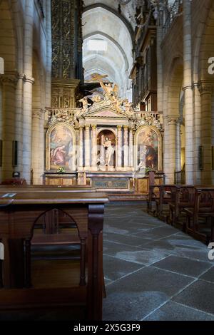 Lugo, Spanien - 09. Mai 2024: Die perfekte Mischung aus Kunst und Architektur wird in diesem Bild des reich dekorierten und majestätischen Innenraums von Lugo gezeigt Stockfoto