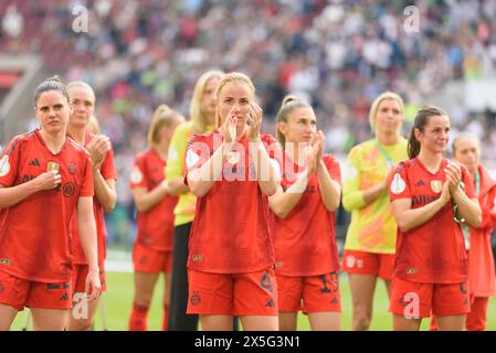 Verschiedene Spieler des FC Bayern und Glodis Viggosdottir (4 FC Bayern München) vor ihren Fans nach dem DFB-Cup-Endspiel zwischen dem FC Bayern München und dem VfL Wolfsburg im RheinEnergieStadion in Köln. (Sven Beyrich/SPP) Credit: SPP Sport Press Photo. /Alamy Live News Stockfoto