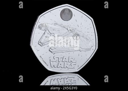 Die 2024 Star Wars-Gedenkmünze (50 Pence) mit dem Millennium Falken auf der Rückseite. Auf der Vorderseite ist König Karl III. Dargestellt Stockfoto