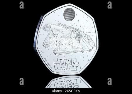 Die 2024 Star Wars-Gedenkmünze (50 Pence) mit dem Millennium Falken auf der Rückseite. Auf der Vorderseite ist König Karl III. Dargestellt Stockfoto