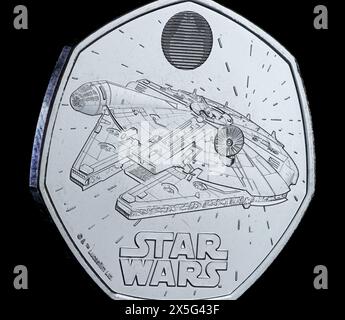 Die 2024 Star Wars-Gedenkmünze (50 Pence) mit dem Millennium Falken auf der Rückseite. Auf der Vorderseite ist König Karl III. Dargestellt Stockfoto