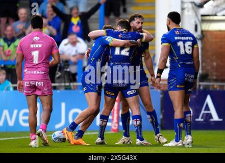 Warrington Wolves' Toby King (2. Rechts) feiert mit seinen Teamkollegen, nachdem sie den dritten Versuch ihrer Mannschaft während des Spiels der Betfred Super League im Halliwell Jones Stadium in Warrington erzielt haben. Bilddatum: Donnerstag, 9. Mai 2024. Stockfoto