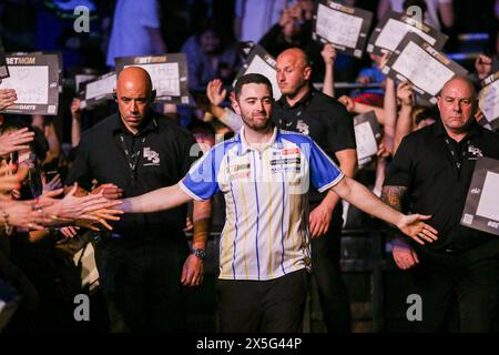 Leeds, Großbritannien. Mai 2024. Luke Humphries läuft auf den Handshakes der Fans während der BetMGM Premier League Darts, Night 15, Leeds 2024 in der First Direct Arena, Leeds, England, Vereinigtes Königreich am 9. Mai 2024 Credit: Every Second Media/Alamy Live News Stockfoto