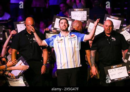 Leeds, Großbritannien. Mai 2024. Luke Humphries gibt Fans während der BetMGM Premier League Darts, Night 15, Leeds 2024 in der First Direct Arena, Leeds, England, Großbritannien am 9. Mai 2024 Credit: Every Second Media/Alamy Live News Stockfoto