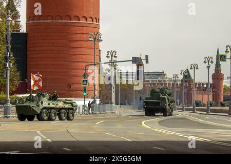 Moskau, Russland. Mai 2024. Ein russischer†gepanzerter Personentransporter BTR 82A und ein mobiles†-Luft-Raketensystem S-400, NATO-Bericht SA-21 Growler, werden unmittelbar nach der Siegesparade auf dem Roten Platz neben der Kreml-Mauer gesehen. Der Siegestag wird jährlich am 9. Mai gefeiert. Neben seiner symbolischen Bedeutung war es ein Werkzeug, um potenziellen Gegnern Russlands neue Waffen zu demonstrieren. Quelle: SOPA Images Limited/Alamy Live News Stockfoto