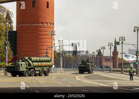 Moskau, Russland. Mai 2024. S-400, NATO meldet den Namen SA-21 Growler, ein mobiles Boden-Luft-Raketensystem†neben der Kreml-Mauer, als es den Roten Platz unmittelbar nach der Siegesparade verlässt. Der Siegestag wird jährlich am 9. Mai gefeiert. Neben seiner symbolischen Bedeutung war es ein Werkzeug, um potenziellen Gegnern Russlands neue Waffen zu demonstrieren. Quelle: SOPA Images Limited/Alamy Live News Stockfoto