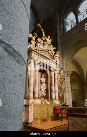 Lugo, Spanien - 9. Mai 2024: Eine imposante Statue ziert das majestätische Innere der Kathedrale von Lugo, umgeben von einer komplexen und detaillierten Architektur. Stockfoto