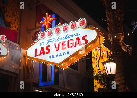 Legendäres Willkommen im fabelhaften Las Vegas Schild bei Nacht beleuchtet Stockfoto