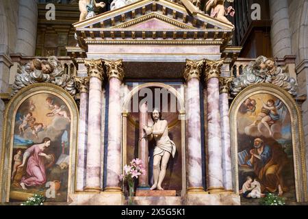 Lugo, Spanien - 9. Mai 2024: Die Eleganz von Marmor und Stein vereint sich in diesem atemberaubenden Blick auf sakrale Kunst und Architektur in einer historischen Kathedrale Stockfoto