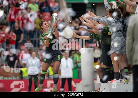 Köln, Deutschland. Mai 2024. Köln, 09. Mai 2024: Lena Oberdorf (5 Wolfsburg) hebt den Pokal nach dem DFB-Pokal-Finale zwischen VfL Wolfsburg und FC Bayern München im RheinEnergieStadion Köln (Martin Pitsch/SPP) Credit: SPP Sport Press Photo. /Alamy Live News Stockfoto