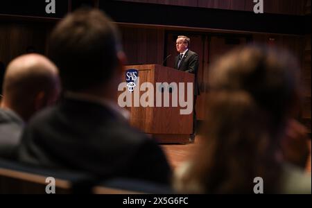 Washington, DC, USA. Mai 2024. Bundesverteidigungsminister Boris Pistorius (SPD) spricht auf einer Diskussionsveranstaltung an der John Hopkins University. Pistorius trifft sich während seiner Militärpolitikreise nach Nordamerika mit Kollegen, Diplomaten und Offizieren. Quelle: Britta Pedersen/dpa/Alamy Live News Stockfoto