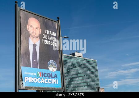 Europawahlen 2024. Nicola Procaccini, Mitglied des Europäischen Parlaments, Fratelli d'Italia FDI (Brüder von Italien), rechtspopulistische Partei in Italien. Italienischer Kandidat auf einem Wahlplakat. Rom, Italien, Europa, Europäische Union, EU – klarer blauer Himmel, Kopierraum Stockfoto