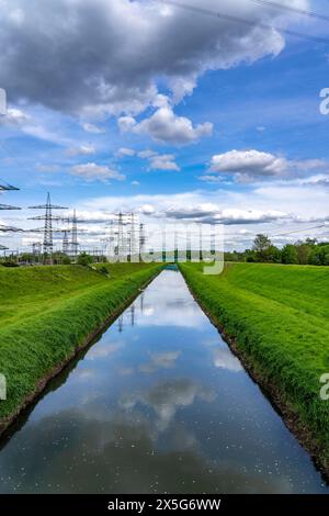 Die Emscher bei Essen-Karnap, im Hintergrund die Halde Schurenbach, mit der Landmarke Bramme für das Ruhrgebiet, Fuss- und Radwegebrücke Emscherinsel, NRW, Deutschland, Emscherinsel Brücke *** der Emscher bei Essen Karnap, im Hintergrund die Schlackenhütte Schurenbach, mit dem Bramme-Wahrzeichen für das Ruhrgebiet, Fuß- und Fahrradbrücke Emscher Island, NRW, Deutschland, Emscher Island Bridge Stockfoto