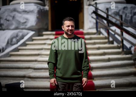 Kiew, Ukraine. Mai 2024. Der ukrainische Präsident Wolodymyr Zelenskyj wartet auf die Ankunft der Präsidentin des Europäischen Parlaments Roberta Metsola im Mariinski-Palast am 9. Mai 2024 in Kiew, Ukraine. Kredit: Ukrainischer Ratsvorsitz/Pressestelle Des Ukrainischen Präsidenten/Alamy Live News Stockfoto