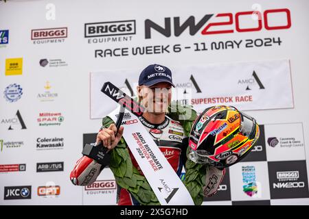 Portstewart, Großbritannien. Mai 2024. Davey Todd (74) besiegte Dean Harrison beim Amici Restorante Superstock Race beim Northwest 200 Credit: Bonzo/Alamy Live News Stockfoto