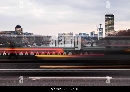 Lichtspuren vorbeifahrender Autos auf einer Brücke in London Stockfoto