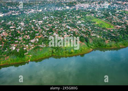 Aus der Vogelperspektive auf arme Viertel in der paraguayischen Stadt Ciudad del Este am Flussufer des Flusses Parana. Stockfoto