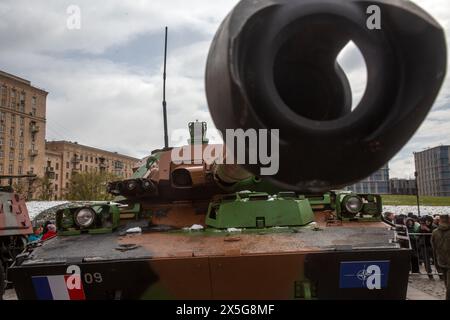 Moskau, Russland. Mai 2024. Die militärische Ausrüstung, die von russischen Soldaten in der Zone der russischen Spezialoperation gefangen genommen wurde, ist auf dem Moskauer Poklonnaja-Hügel zu sehen. Die Ausstellung des russischen Verteidigungsministeriums mit über 30 militärischen Gegenständen wird im Mai im Victory Park eröffnet Stockfoto