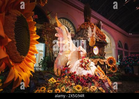 Skurrile Indoor-Ausstellung mit Sonnenblumen und Feenfigur im Veranstaltungsort von Las Vegas Stockfoto