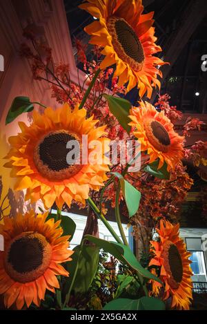 Lebendige künstliche Sonnenblumen-Ausstellung in Las Vegas Stockfoto