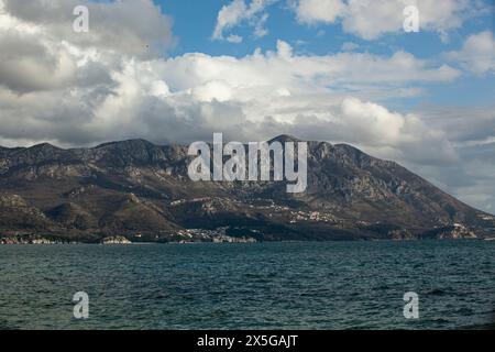 Frühling in den Bergen, wunderschöne Berglandschaft. Blick auf die Bergkette und die grünen Bäume. Sommer, Herbst und Winter. Budva, Montenegro. Stockfoto