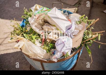 Mischen Sie den Abfall in den Mülleimer. Stockfoto