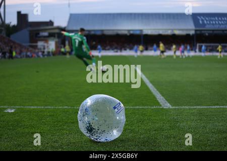 Peterborough, Großbritannien. Mai 2024. Ein aufblasbares Spiel, das am 8. Mai 2024 beim Halbfinalspiel Peterborough United gegen Oxford United EFL League One Play-Off im Weston Homes Stadium in Peterborough, Cambridgeshire, geworfen wurde. Quelle: Paul Marriott/Alamy Live News Stockfoto