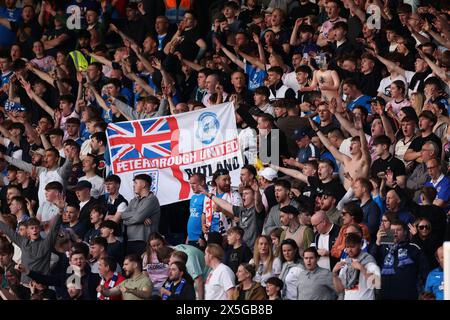 Peterborough, Großbritannien. Mai 2024. Peterborough Fans beim Halbfinalspiel Peterborough United gegen Oxford United EFL League One Play-Off im Weston Homes Stadium, Peterborough, Cambridgeshire, am 8. Mai 2024. Quelle: Paul Marriott/Alamy Live News Stockfoto