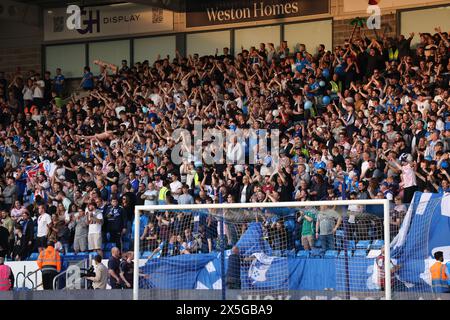 Peterborough, Großbritannien. Mai 2024. Peterborough Fans beim Halbfinalspiel Peterborough United gegen Oxford United EFL League One Play-Off im Weston Homes Stadium, Peterborough, Cambridgeshire, am 8. Mai 2024. Quelle: Paul Marriott/Alamy Live News Stockfoto