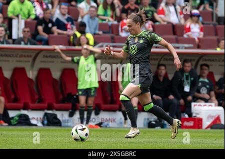 Köln, Deutschland. Mai 2024. Köln, 09. Mai 2024: Ewa Pajor (9 Wolfsburg) kontrolliert den Ball im DFB-Pokal-Finale zwischen dem VfL Wolfsburg und dem FC Bayern München im RheinEnergieStadion Köln (Martin Pitsch/SPP) Credit: SPP Sport Press Photo. /Alamy Live News Stockfoto