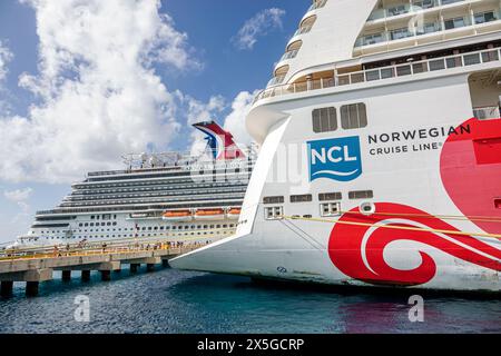 Cozumel Mexiko, Kreuzfahrthafen Pier, Norwegian Joy Cruise Line Schiff, 7-tägige Karibikroute, Karneval Horizon angedockt, Außenansicht, Besucherbesuch Stockfoto