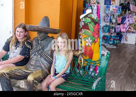 Cozumel Mexiko, Kreuzfahrthafen, Norwegian Joy Cruise Line Schiff, 7-tägige Karibikroute, Avenida Rafael Melgar, Passagiere posieren, Teenager im Teenageralter, Stockfoto