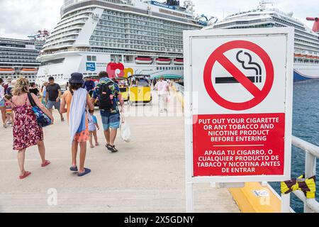 Cozumel Mexiko, Kreuzfahrthafen Pier, norwegisches Schiff Joy Cruise Line, 7-tägige Karibische Meerfahrt, retuning Mann Männer männlich, Frau Frauen weiblich, Erwachsene Stockfoto