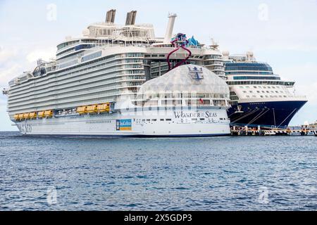 Cozumel Mexiko, Kreuzfahrthafen Pier, norwegisches Schiff Joy Cruise Line, 7-tägige Karibikroute, angedocktes Royal Caribbean Wonder of the Seas, Außenbereich Stockfoto