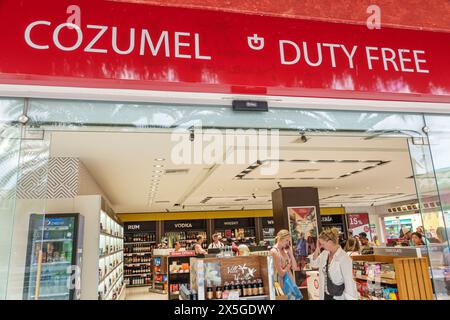 Cozumel Mexiko, Kreuzfahrthafen Pier, Puerta Maya Shopping, Norwegian Joy Cruise Line Schiff, 7-tägige Karibikroute, Puerta Maya Shopping, Duty Free, Geschäft Stockfoto