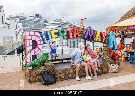 Cozumel Mexiko, Kreuzfahrthafen Pier, Puerta Maya Shopping, Norwegian Joy Cruise Line Schiff, 7-tägige Karibikroute, Puerta Maya Shopping, riesiges Schild, Foto Stockfoto