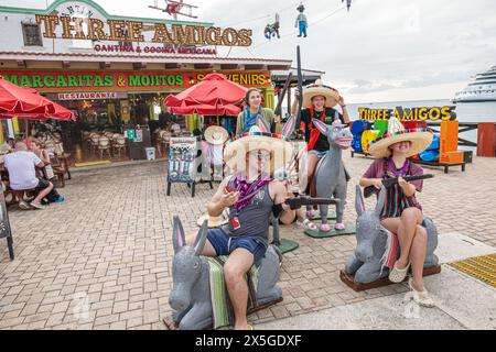 Cozumel Mexiko, Kreuzfahrthafen Pier, Puerta Maya Shopping, Norwegian Joy Cruise Line Schiff, 7-tägige Karibikroute, drei Amigos Cantina Restaurant Rest Stockfoto