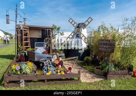 Mai 2024. Das RHS Malvern Spring Festival wurde heute an einem warmen sonnigen Tag eröffnet. Tausende von Besuchern besuchten die jährliche Blumenausstellung auf dem Three Counties Showground in Malvern, Worcestershire, England, Großbritannien. Die Veranstaltung findet über 4 Tage statt und endet am 12. Mai 2024. Einer der Schulgärten. Stockfoto