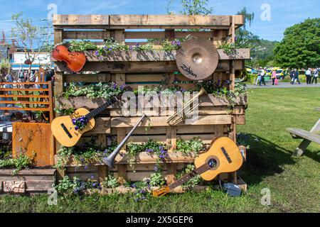 Mai 2024. Das RHS Malvern Spring Festival wurde heute an einem warmen sonnigen Tag eröffnet. Tausende von Besuchern besuchten die jährliche Blumenausstellung auf dem Three Counties Showground in Malvern, Worcestershire, England, Großbritannien. Die Veranstaltung findet über 4 Tage statt und endet am 12. Mai 2024. Einer der Schulgärten. Stockfoto