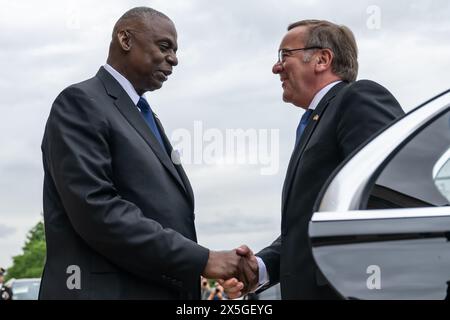 Arlington, Vereinigte Staaten Von Amerika. Mai 2024. Arlington, Vereinigte Staaten von Amerika. Mai 2024. Der US-Verteidigungsminister Lloyd J. Austin III. Begrüßt den deutschen Verteidigungsminister Boris Pistorius, als er während der Ankunftszeremonie im Pentagon am 9. Mai 2024 in Arlington, Virginia, von der Autokasse abtritt. Kredit: TSgt. Jack Sanders/DOD/Alamy Live News Stockfoto