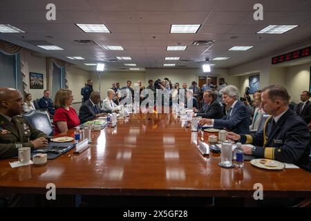 Arlington, Vereinigte Staaten Von Amerika. Mai 2024. Arlington, Vereinigte Staaten von Amerika. Mai 2024. US-Verteidigungsminister Lloyd J. Austin III., links, führt erweiterte bilaterale Gespräche mit dem deutschen Verteidigungsminister Boris Pistorius, rechts, im Pentagon, 9. Mai 2024. in Arlington, Virginia. Kredit: TSgt. Jack Sanders/DOD/Alamy Live News Stockfoto