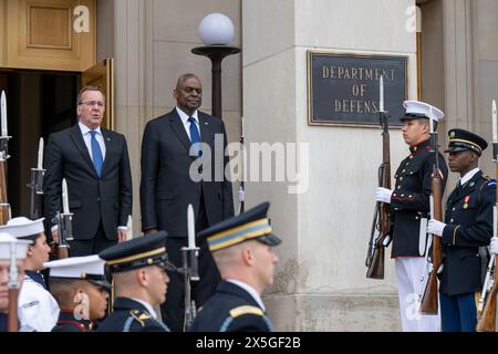Arlington, Vereinigte Staaten Von Amerika. Mai 2024. Arlington, Vereinigte Staaten von Amerika. Mai 2024. US-Verteidigungsminister Lloyd J. Austin III., rechts, steht für die Nationalhymnen mit dem deutschen Verteidigungsminister Boris Pistorius, links, während der Ankunftszeremonie im Pentagon am 9. Mai 2024 in Arlington, Virginia. Kredit: TSgt. Jack Sanders/DOD/Alamy Live News Stockfoto