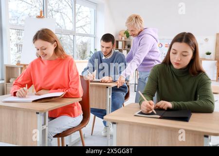 Reifer Kunstlehrer hält Vorlesungen für Schüler in der Schule Stockfoto