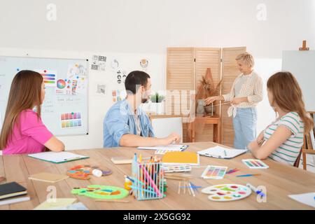 Kunstlehrerin, die Schülern Unterricht gibt Stockfoto