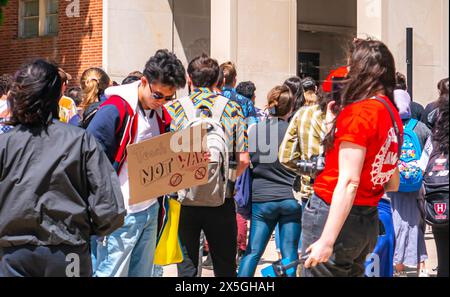 Los Angeles, USA. Mai 2024. Ein Mann hält ein Schild mit der Aufschrift "Lehren Sie Frieden! Nicht Krieg“. Mitglieder der UAW 4811, der gewerkschaft, die Studenten der University of California vertritt, halten eine Kundgebung für eine Streikautorisierung vor dem Court of Sciences der University of California, Los Angeles. Die gewerkschaft hat gegen die Universität Anklagen wegen unfairer Arbeitspraktiken wegen des Umgangs mit dem pro-palästinensischen Lager auf dem Quad eingereicht. Quelle: Stu Gray/Alamy Live News. Stockfoto