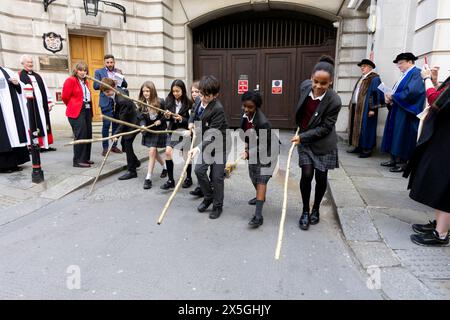 London, UK, 09.05.2024, All Hallows by the Tower Beating the Bounds Ceremony 2024Credit:Chrysoulla Rosling/Alamy Live News Stockfoto