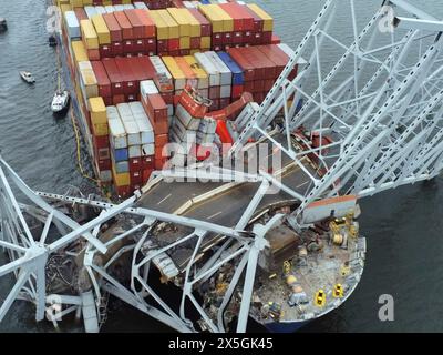 Dundalk, Vereinigte Staaten von Amerika. 28. März 2024. Das Frachtschiff MV Dali war in Stahlträgern aus dem Wrack der eingestürzten Francis Scott Key Bridge am 28. März 2024 in der Nähe von Dundalk, Maryland, eingehüllt. Die Brücke wurde am 26. März von dem 984-Fuß-Containerschiff MV Dali getroffen und stürzte zusammen, wobei sechs Arbeiter ums Leben kamen. Quelle: PO1 Paul Dragin/U. S Coast Guard/Alamy Live News Stockfoto